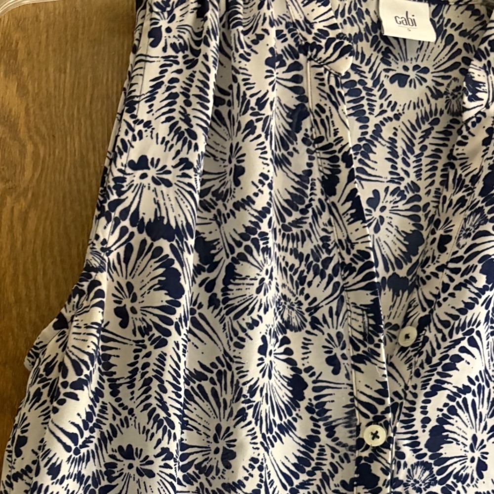 Cabi 5038 Women Blue White Abstract Shell Print Sleeveless Split Neck Blouse S - Picture 6 of 9